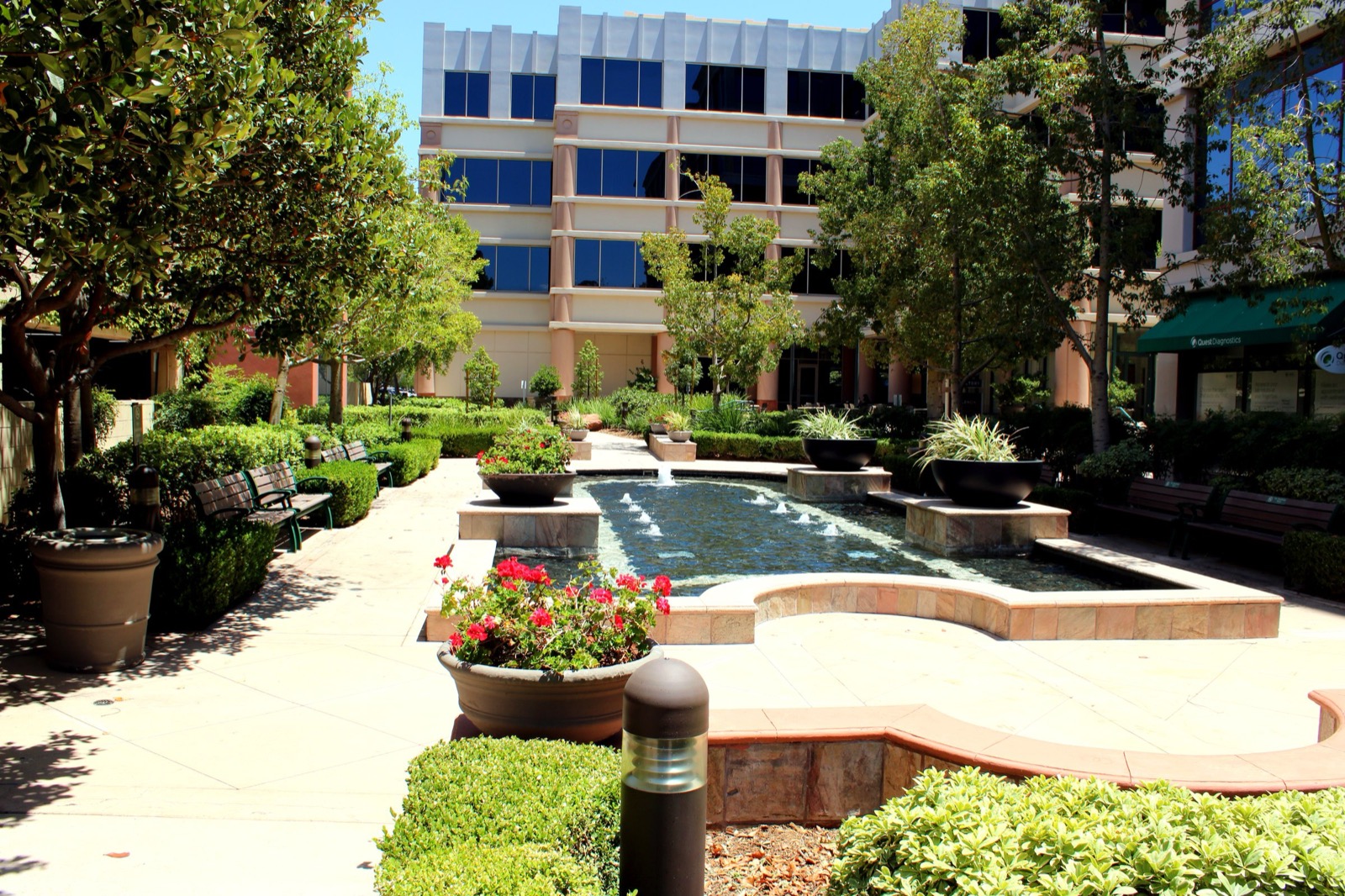 The courtyard at Valencia Town Center