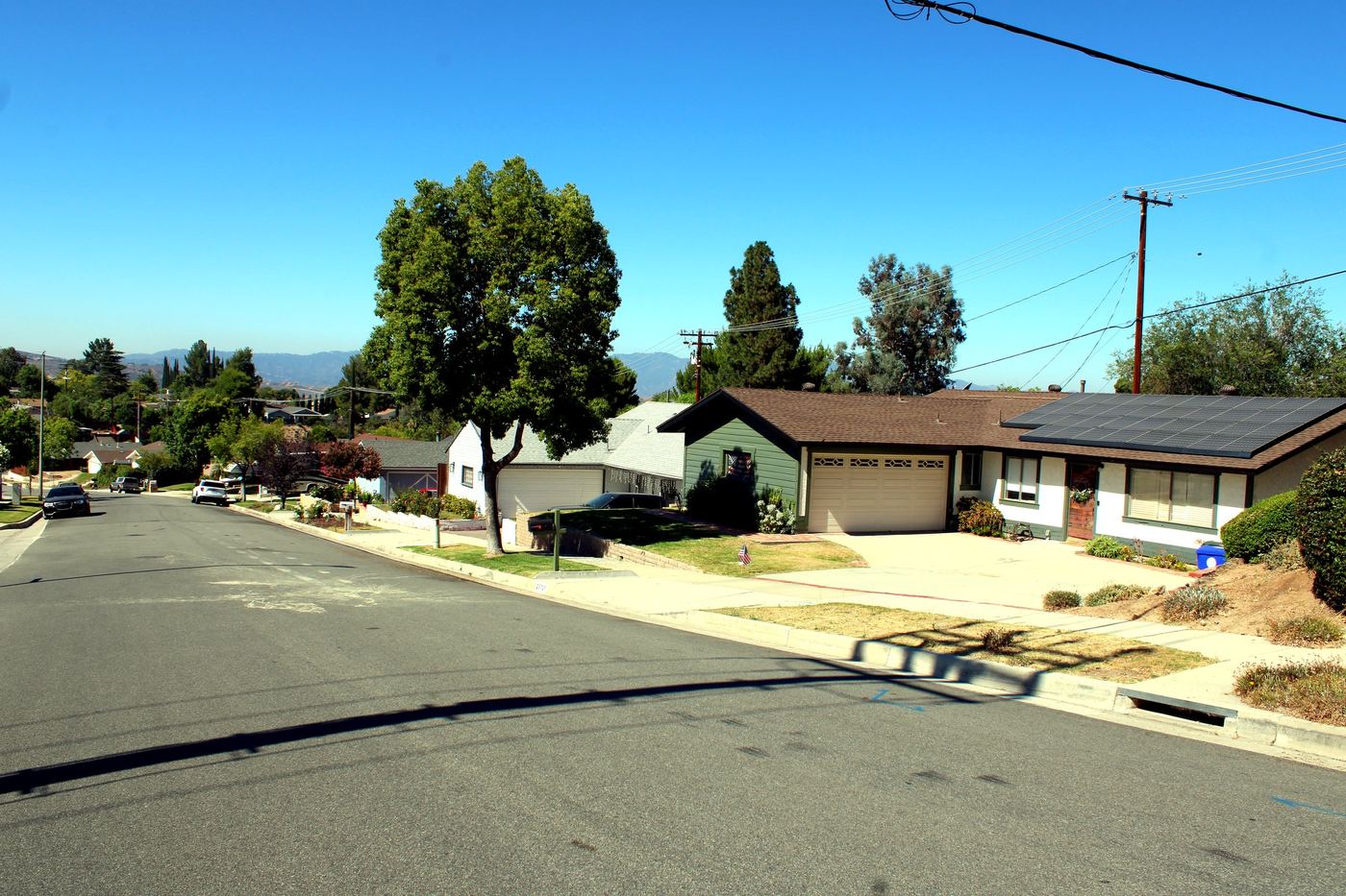 Single-story homes on a hillside residential street in Canyon Country, Santa Clarita